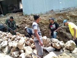 Pondasi Rumah Warga Diperbaiki, Babinsa Pasean Hadir di Tengah Warga