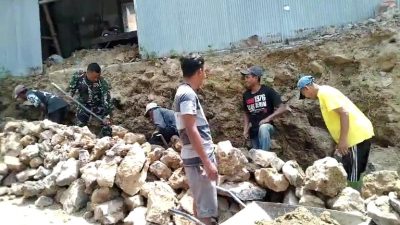 Pondasi Rumah Warga Diperbaiki, Babinsa Pasean Hadir di Tengah Warga