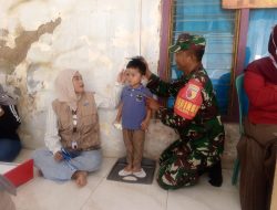 Dukung Tumbuh Kembang Anak, Babinsa Pademawu Gencar Ajak Warga ke Posyandu