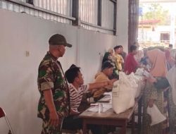 Babinsa Proppo Dampingi Pendistribusian Beras Bulog, Warga Diimbau Jaga Kerukunan