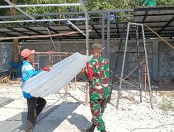 Gotong Royong Bareng Warga, Babinsa Larangan Tunjukkan Kepedulian