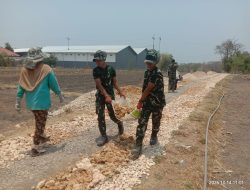 TNI Bersama Warga  Gotong Royong Pengaspalan Jalan Program TMMD di Pamekasan 